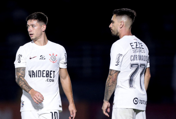 Coronado e Garro ditam o ritmo do meio campo do Corinthians e torcedores vão a loucura