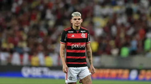 Ayrton Lucas sente incômodo durante jogo do Flamengo, na Libertadores