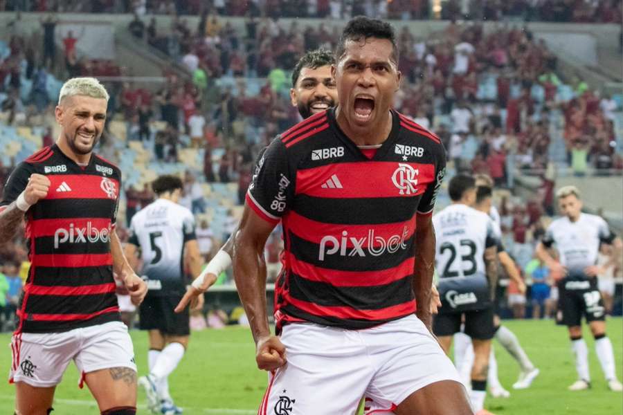 <div>Alex Sandro inaugura 