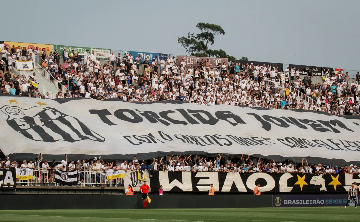 Torcida do Santos quase cumpre promessa da faixa após vitória no Brasileirão Série B